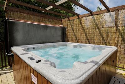 Conkers Lodge, Devon Holidays, Hot-tub, Hot tub