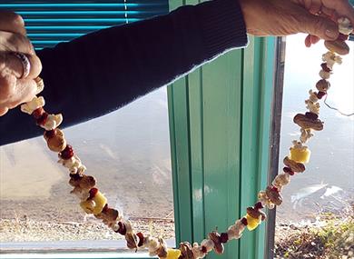 edible garland made from popcorn and cranberries