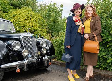 Reenactors dressed up in 1940s fashion