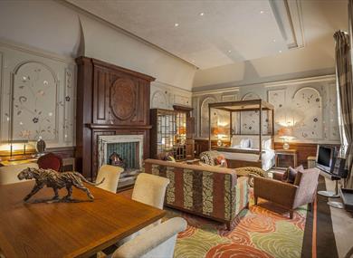 The Roseate Suite, Reading