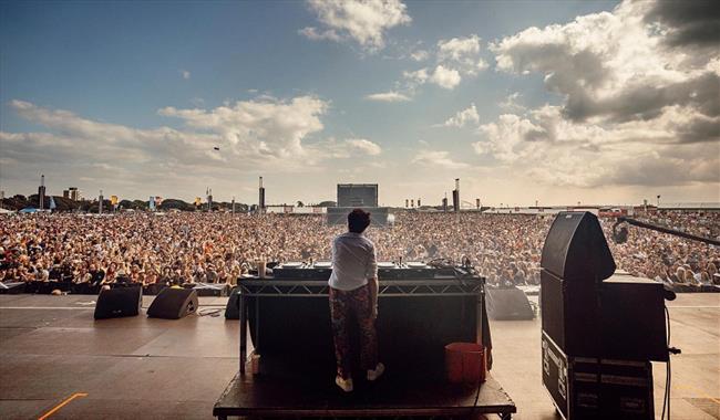 Annie Mac performing a DJ set on the Common Stage at Victorious Festival