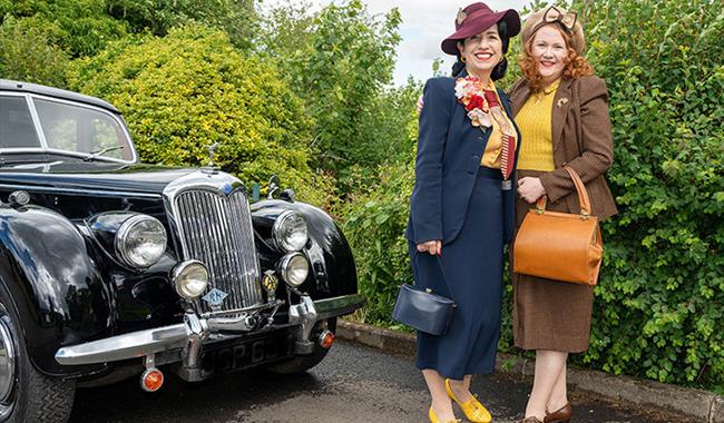Reenactors dressed up in 1940s fashion