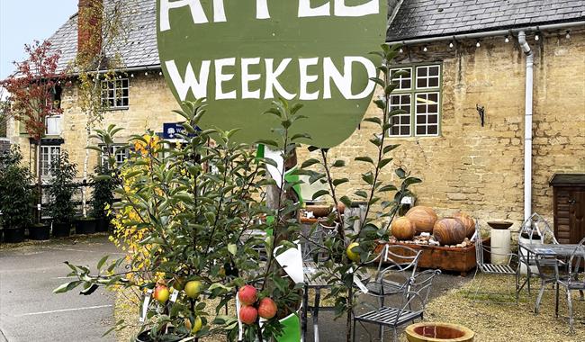 Apple Weekend