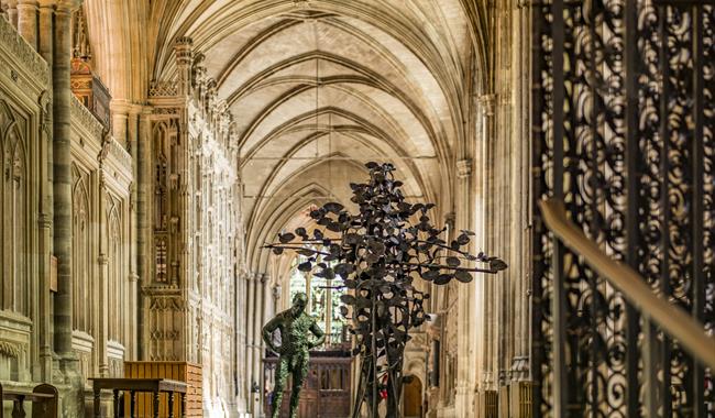 Photo of 2 sculptures in the south pres aisle of Winchester Cathedral