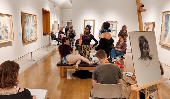 Life models in Pallant House Gallery room