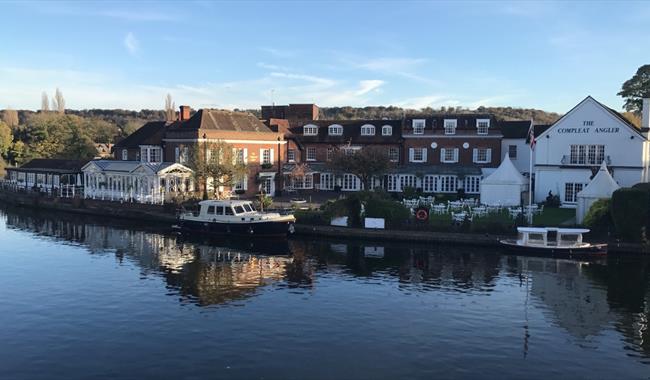 Riverside hotel Macdonald Compleat Angler.