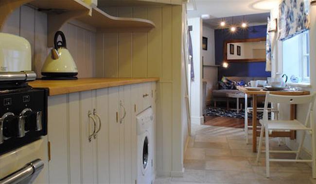 Courtyard Cottages (Little Blue)