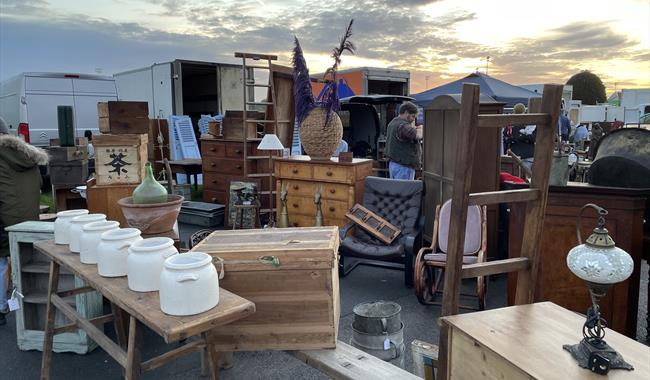 Kempton Showground Antiques Market - operated by Sunbury Antiques