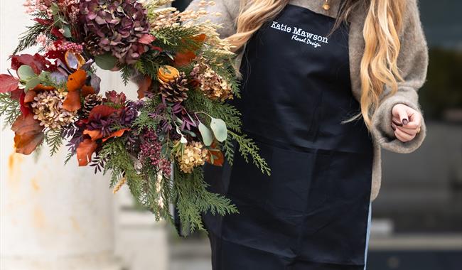 @lauracleanaholic outside Orange Grove Hotel & Gardens with her handmade Wreath