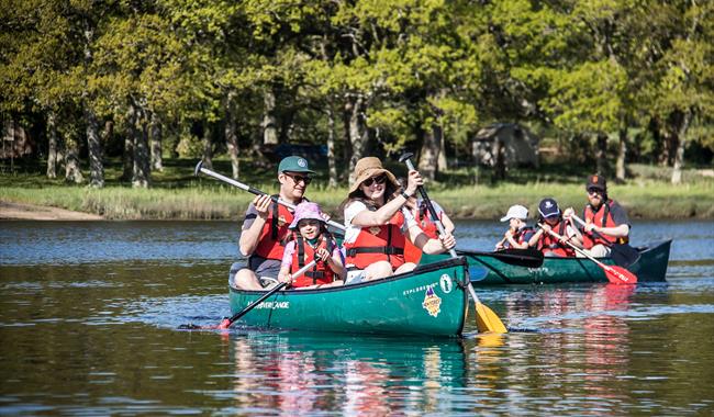 A family enjoying paddling along the Beaulieu River for Fathers Day