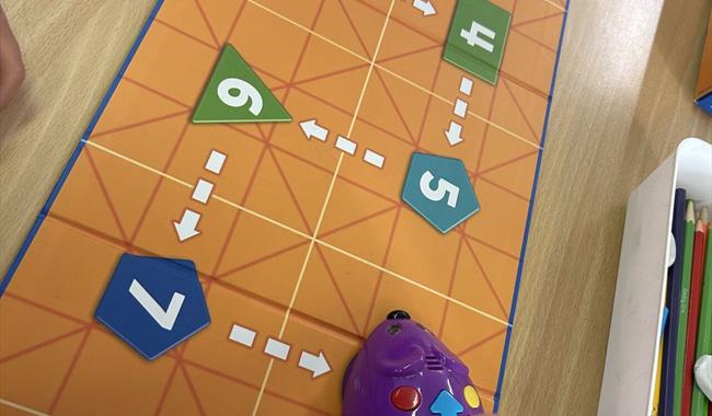 Young visitors program their mouse!