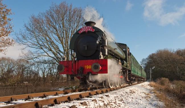 Isle of Wight, Things to Do, Christmas Events, Santa Specials, Steam Railway, Havenstreet, Ryde, Locomotive in snow
