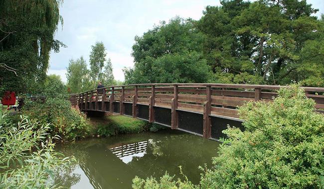 PHOTO A FISHING PLATFORM BARDEN LAKE HAYSDEN COUNTRY PARK. A POPULAR  FISHING LA