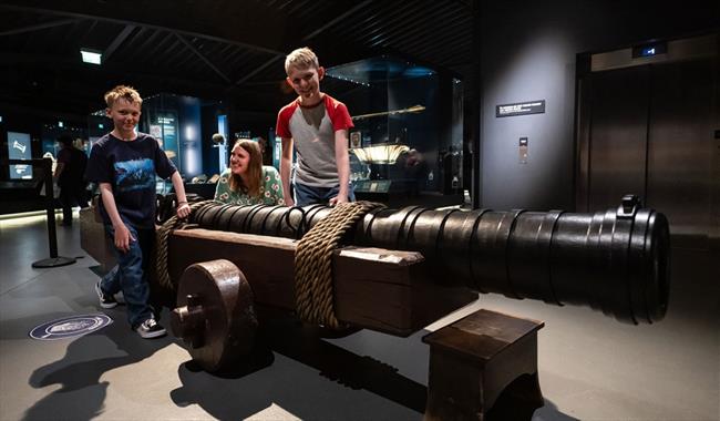 Children with a cannon at the Mary Rose museum