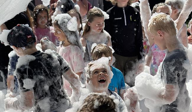 kids dancing in the foam party