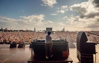 Annie Mac performing a DJ set on the Common Stage at Victorious Festival