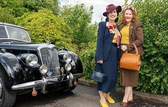 Reenactors dressed up in 1940s fashion