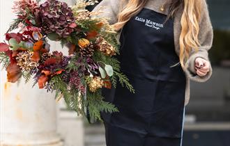 @lauracleanaholic outside Orange Grove Hotel & Gardens with her handmade Wreath