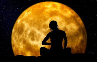 Pilates under the Moon. Gerd Altmann from Pixabay