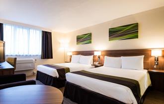 Holiday Inn Slough-Windsor Standard twin bedroom