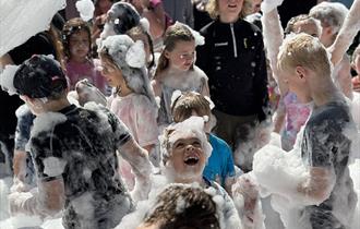 kids dancing in the foam party