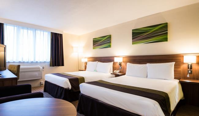 Holiday Inn Slough-Windsor Standard twin bedroom
