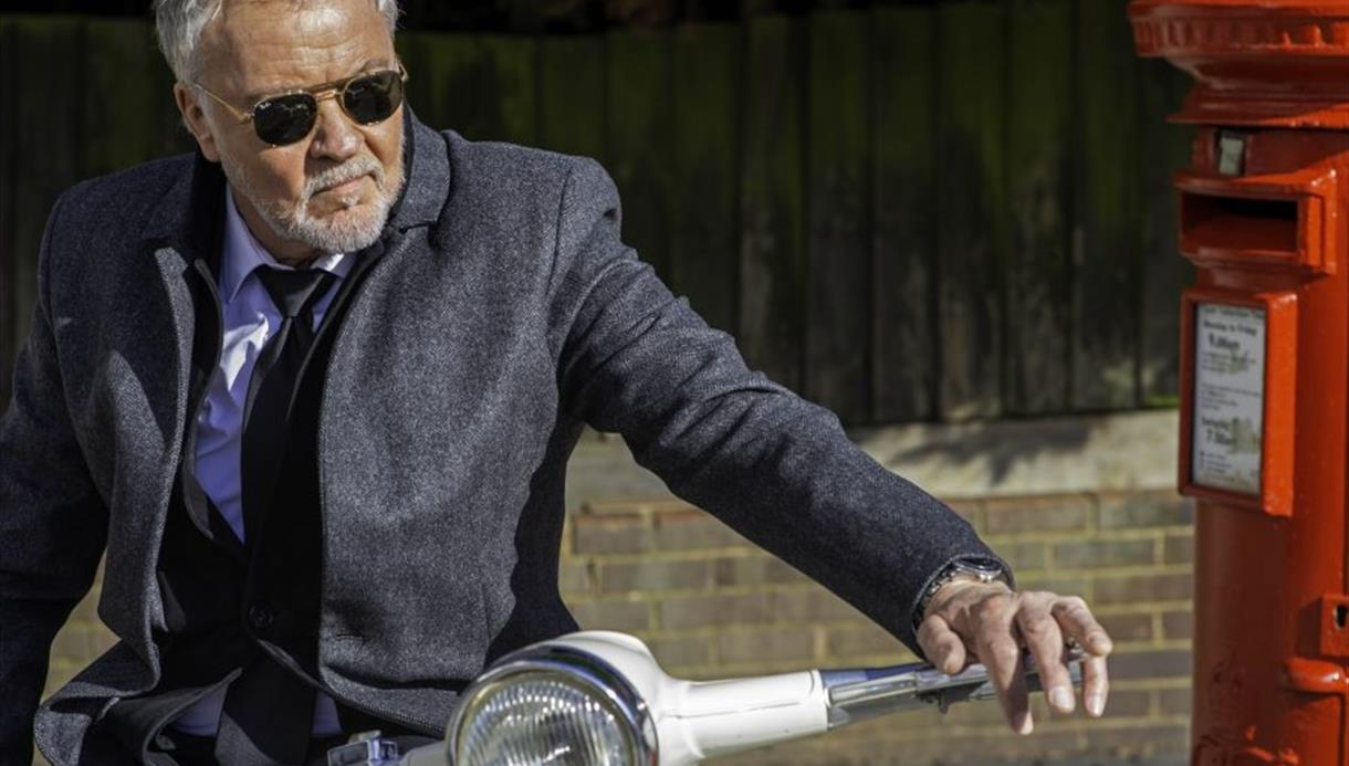 Paul Young: Behind The Lens