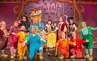 Snow White and the Seven Dwarfs is the 2022 pantomime at Lichfield Garrick Theatre. Photocredit: Pamela Raith Photography.