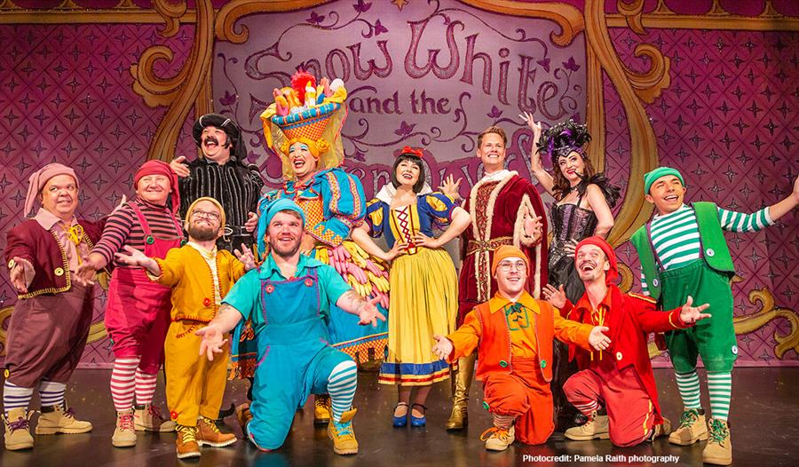 Snow White and the Seven Dwarfs is the 2022 pantomime at Lichfield Garrick Theatre. Photocredit: Pamela Raith Photography.