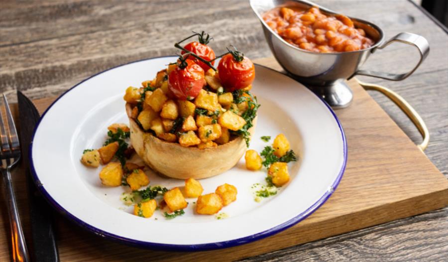 Brunch pie topped with potatoes and vine tomatos