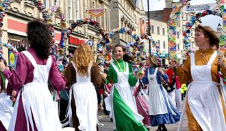 Garland dancers