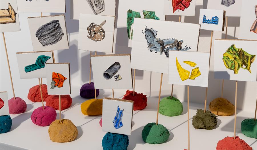 Exhibition art - Jain Fairhurst a global seam of plastic