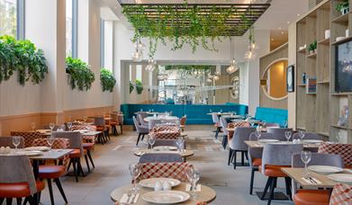 Six Bar & Restaurant