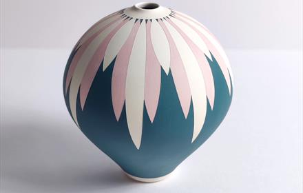 Georgie Gardiner, Daisy Vessel - Pink, White and Green