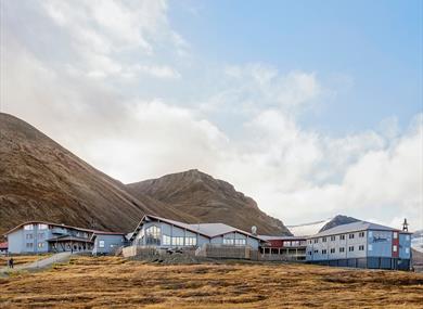 The hotel Radisson Blu Polar Hotel seen from the outside with mountains in the background