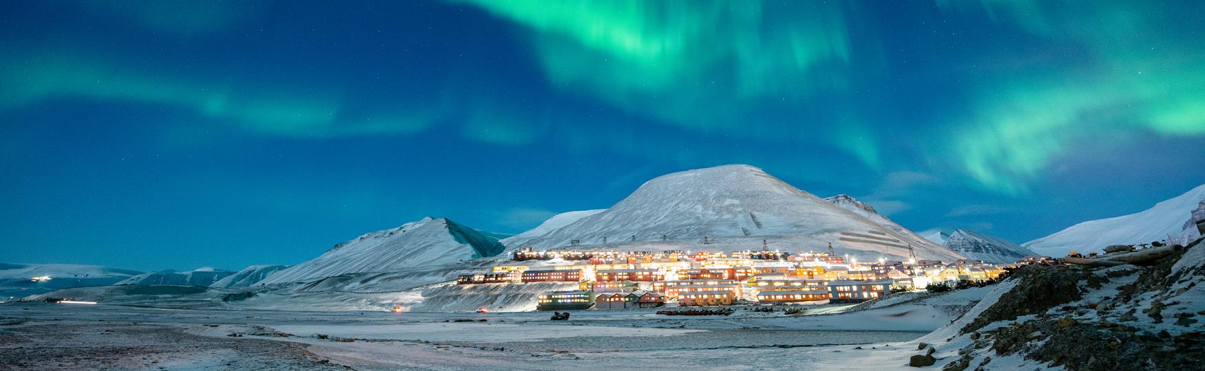 Nordlys over Sukkertoppen i Longyearbyen