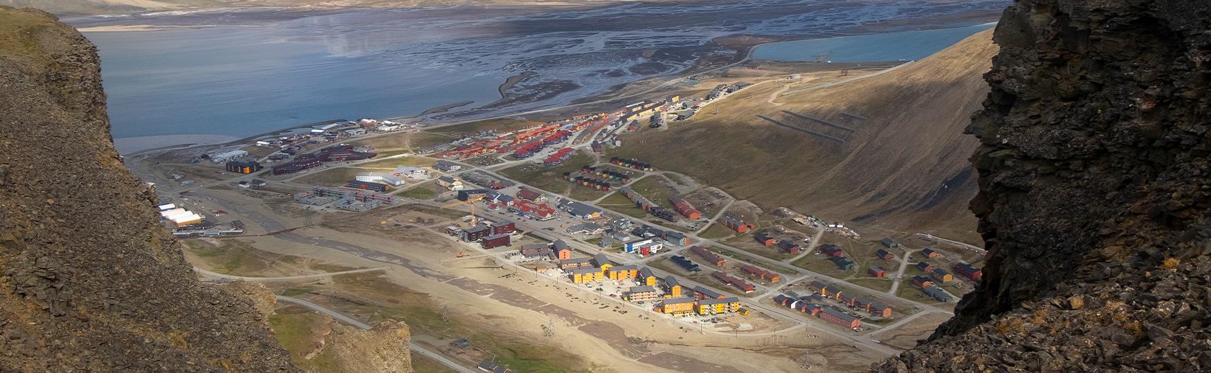 Bygninger i Longyearbyen sett ovenfra fra et fjell