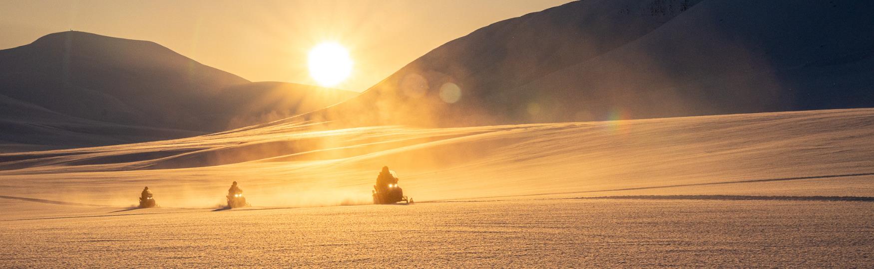 snøscootertur i solskinn
