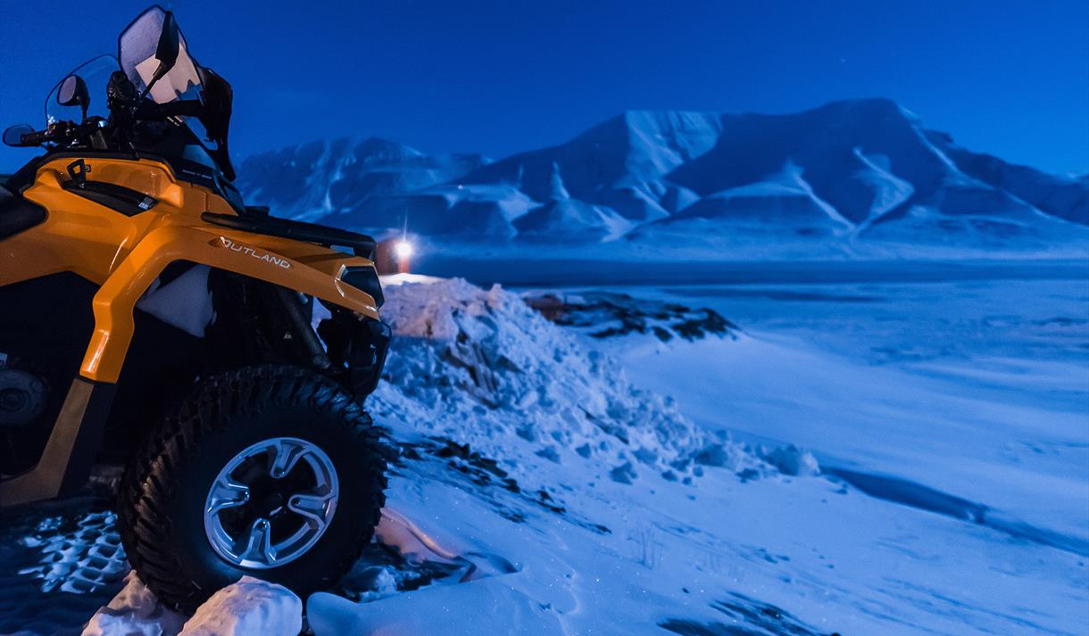 ATV med fjell i bakgrunnen