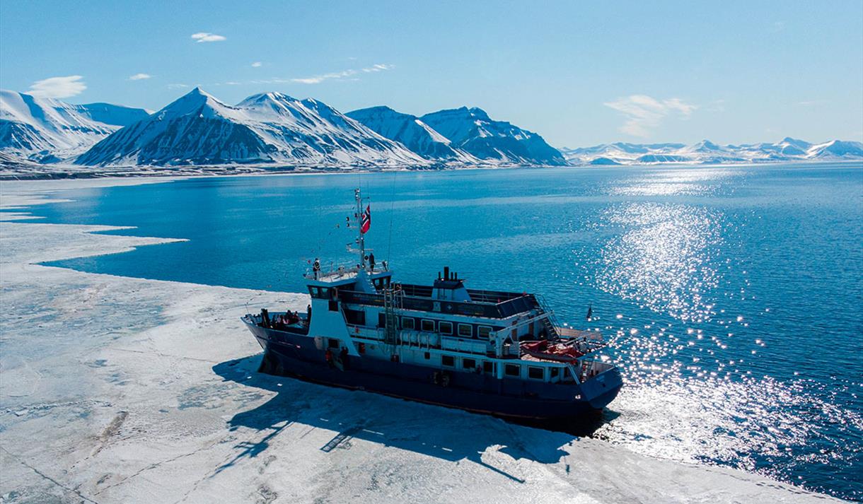 travel to svalbard by boat