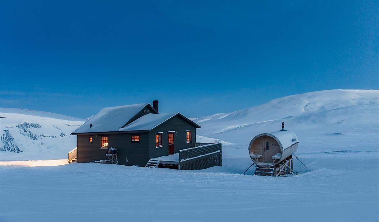 Juvahytta under en blå himmel