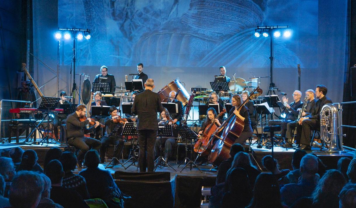 Et orkester på en scene i løpet av en konsert