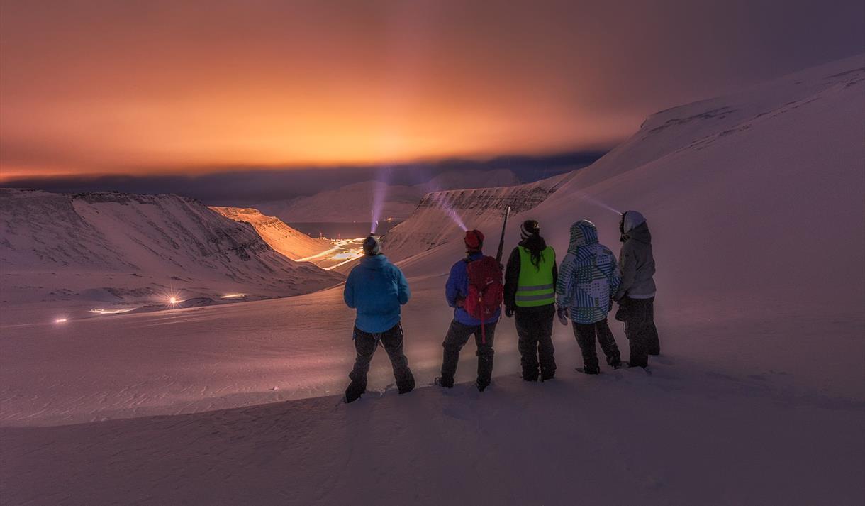 Guests enjoying the view of Longyearbyen in the distance