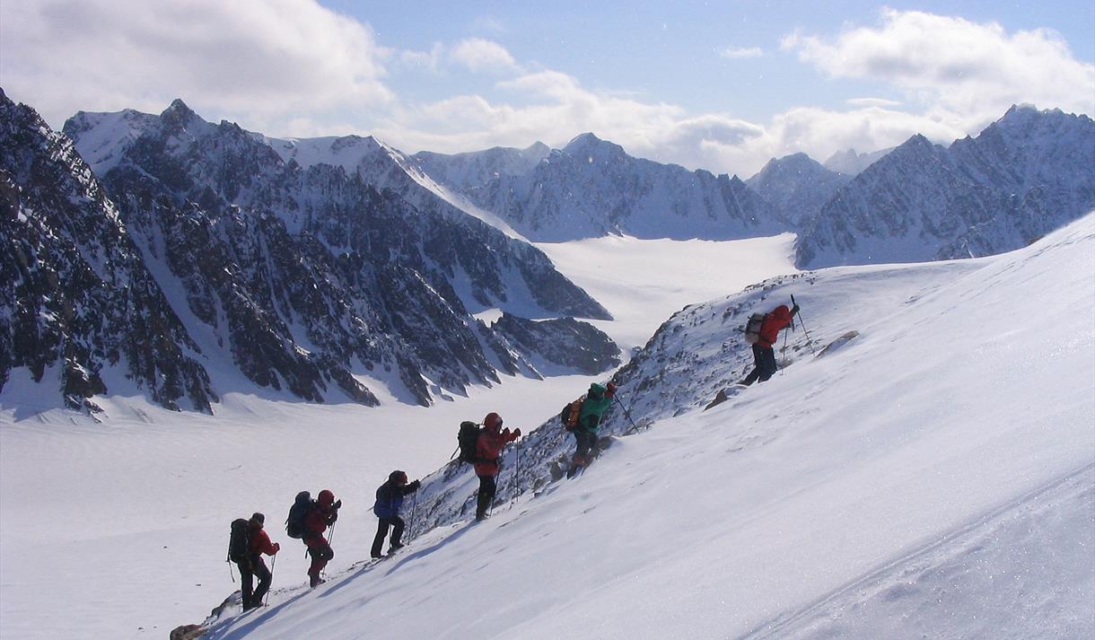 En turgruppe som klatrer opp et fjell