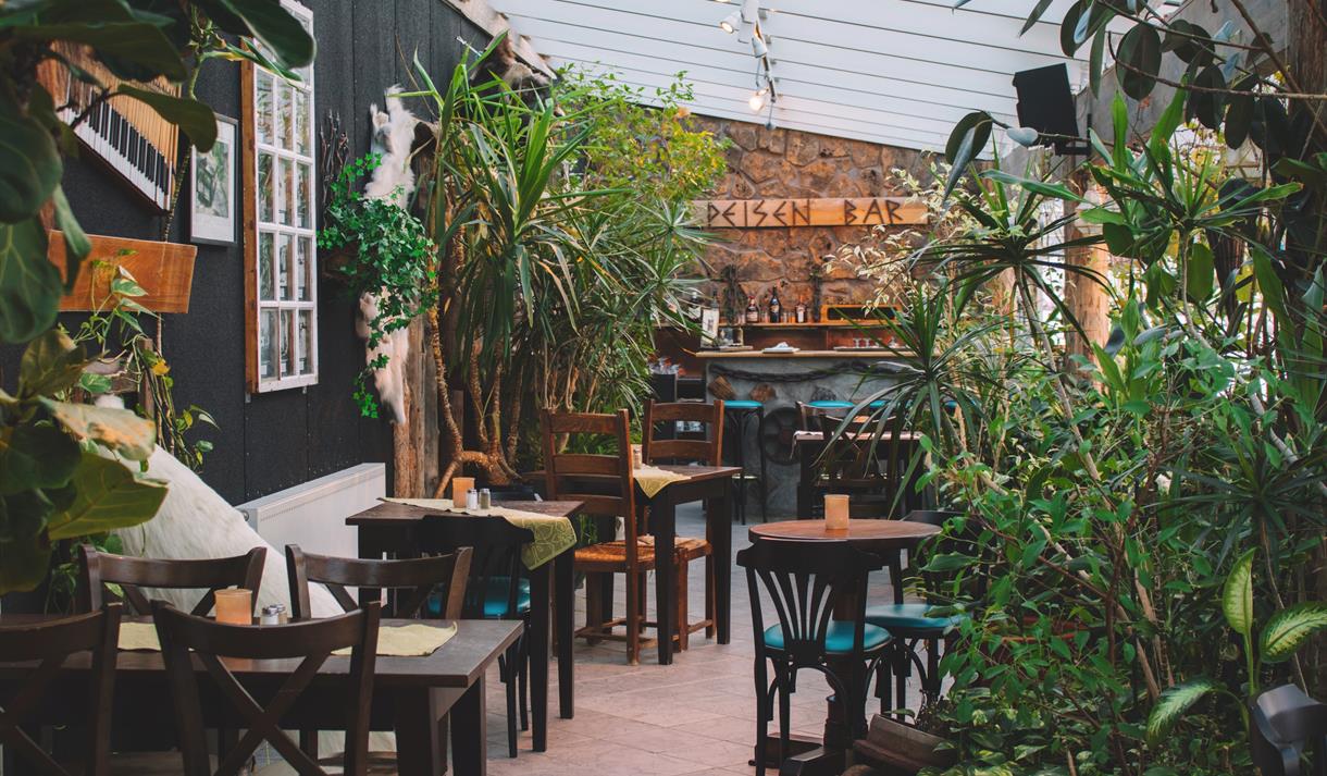 Bord og stoler inne på Vinterhagen restaurant