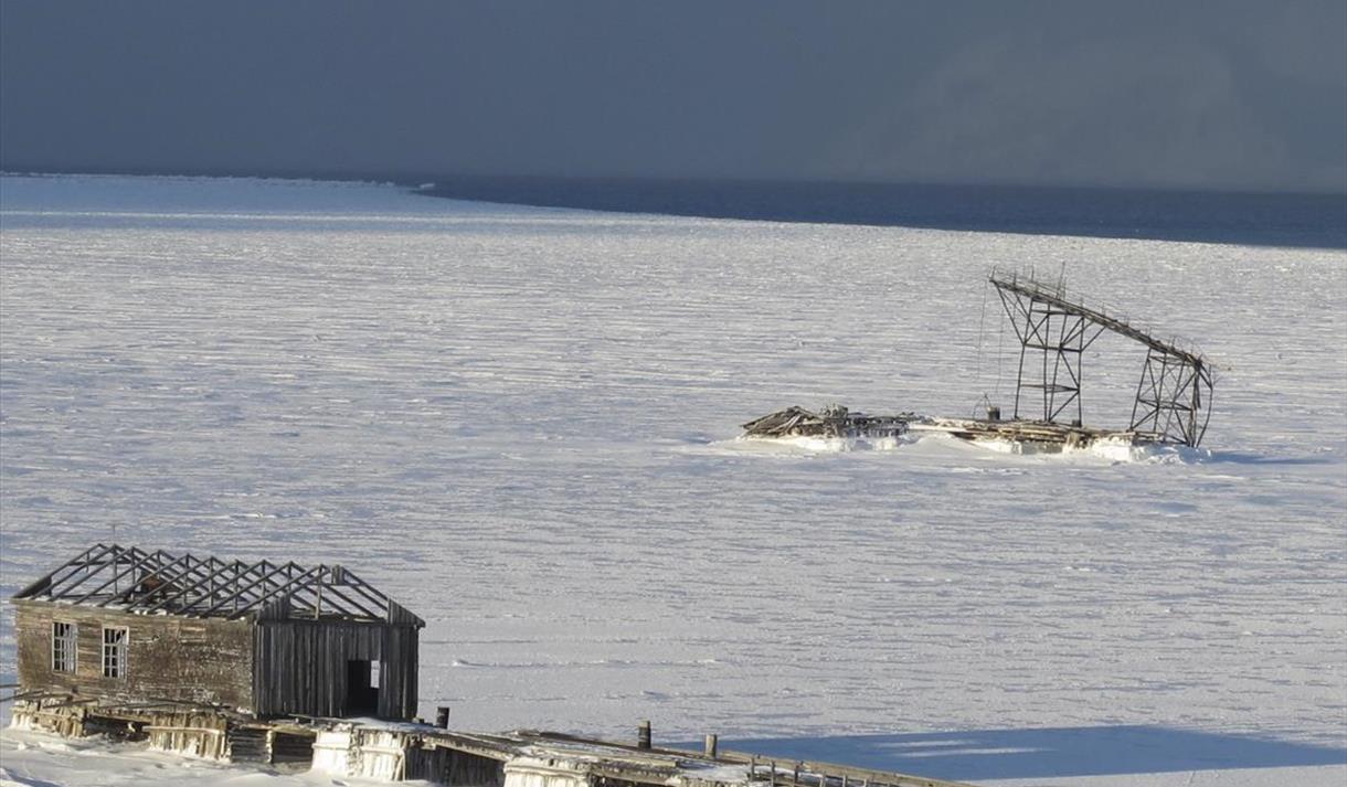 Forlatte bygninger ute i villmarka på Svalbard