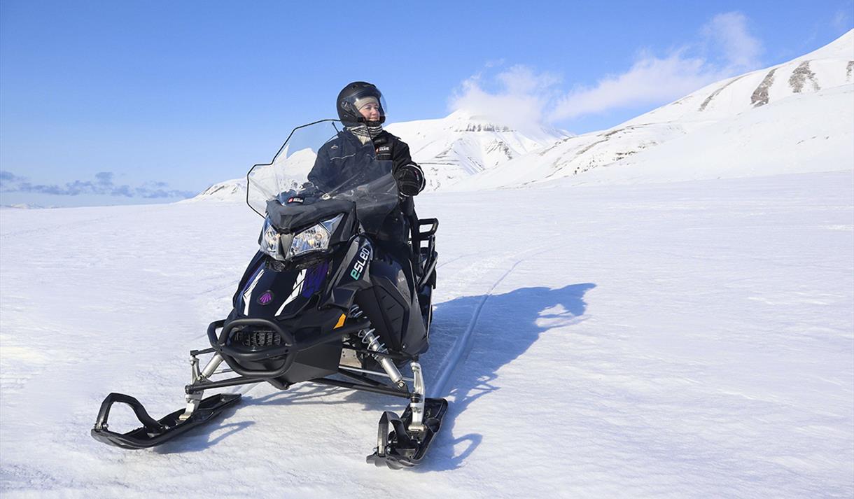 Wilderness safari with electric snowmobile - Hurtigruten Svalbard -  Snowmobile in Longyearbyen, Spitsbergen - Visit Svalbard