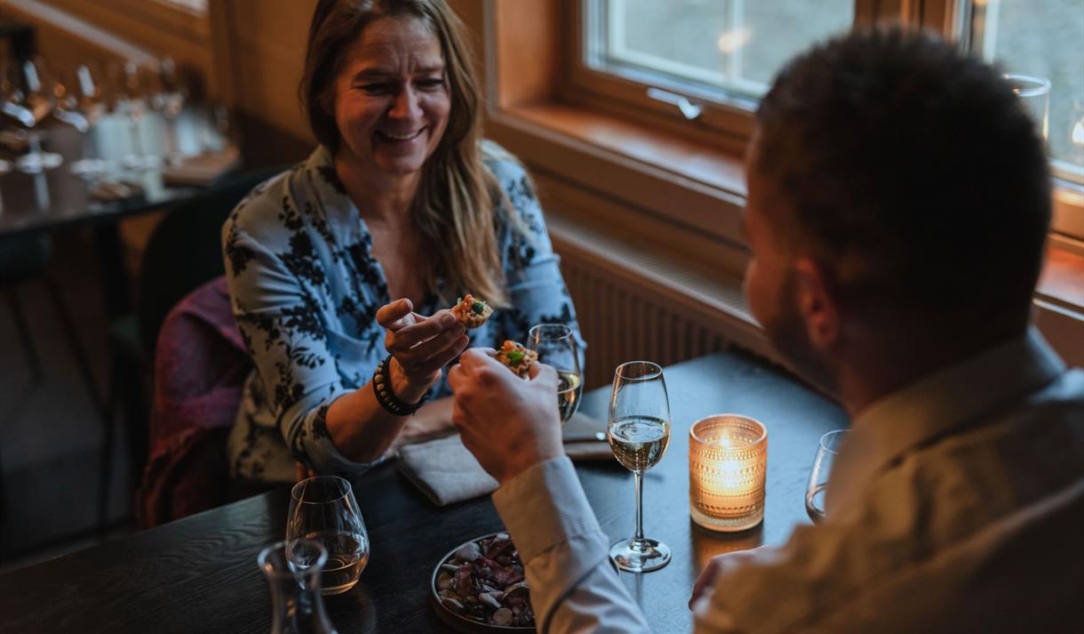 To personer som spiser mat sammen ved et bord