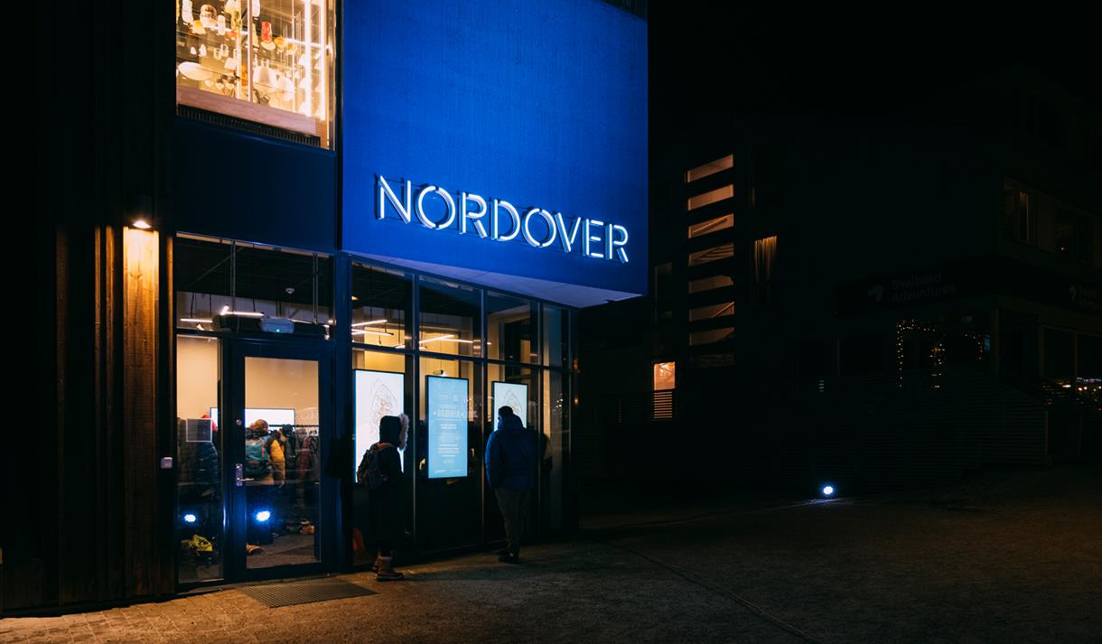 Personer utenfor inngangsdøren til Nordover