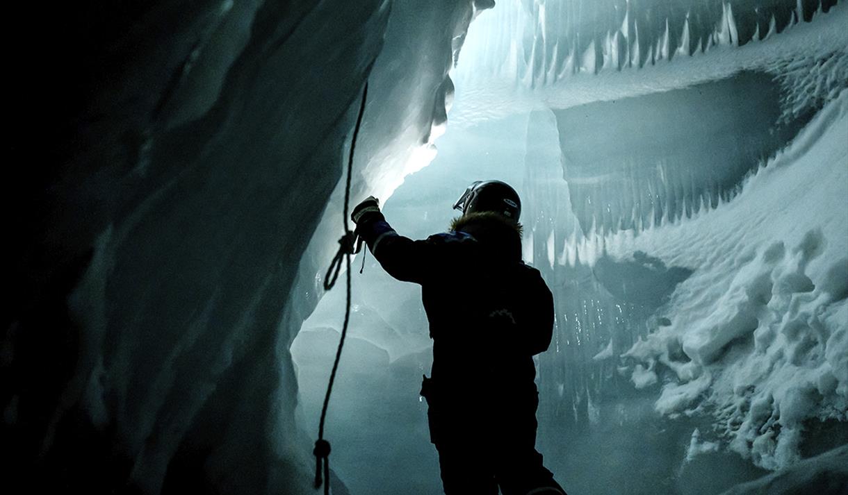 East coast, glaciers and ice cave adventure - Snowfox Travel